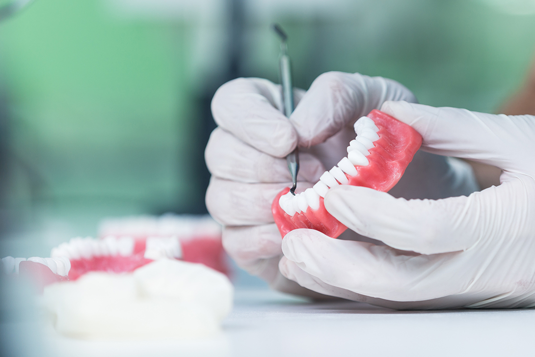 入れ歯の調整の様子・大宮いしはた歯科